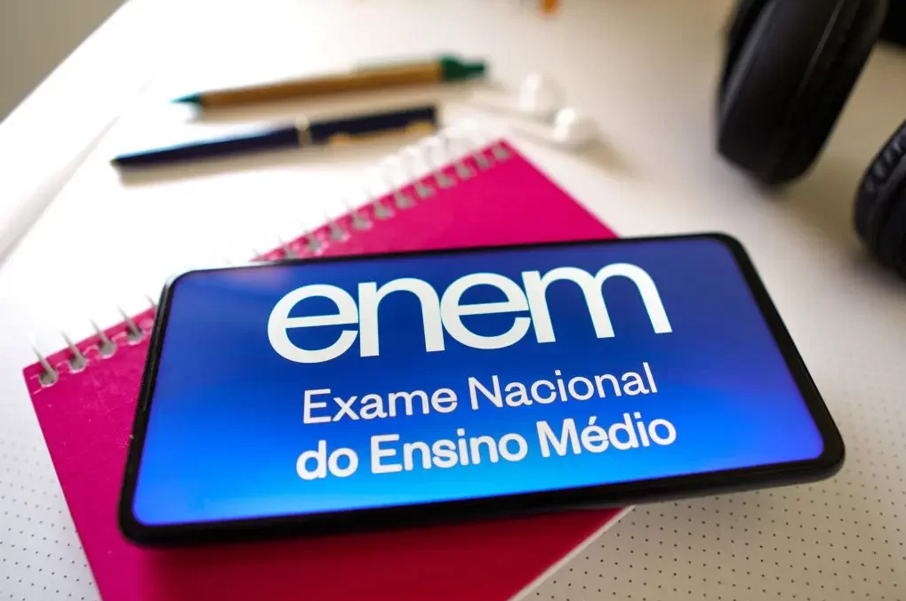 celular com a escrita ENEM Exame Nacional do Ensino Médio